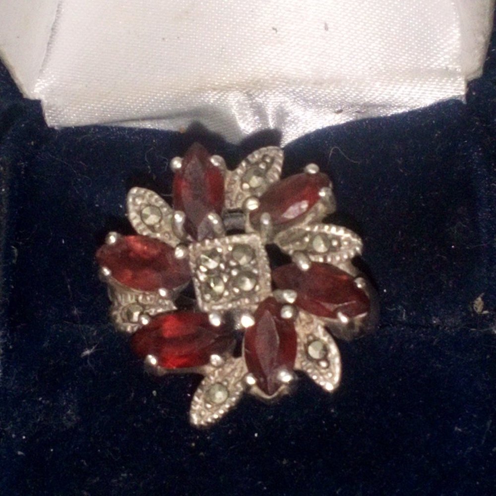 Beautiful garnet sterling silver ring